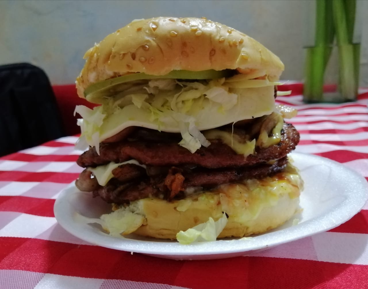 Detalle del ahumador y las brasas