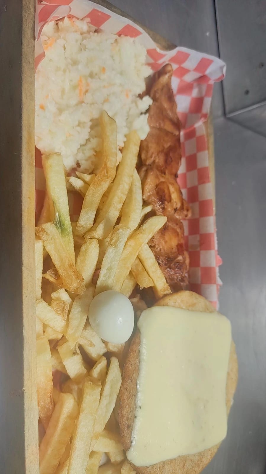 Mesa servida en Ahumados Toto Laureles
