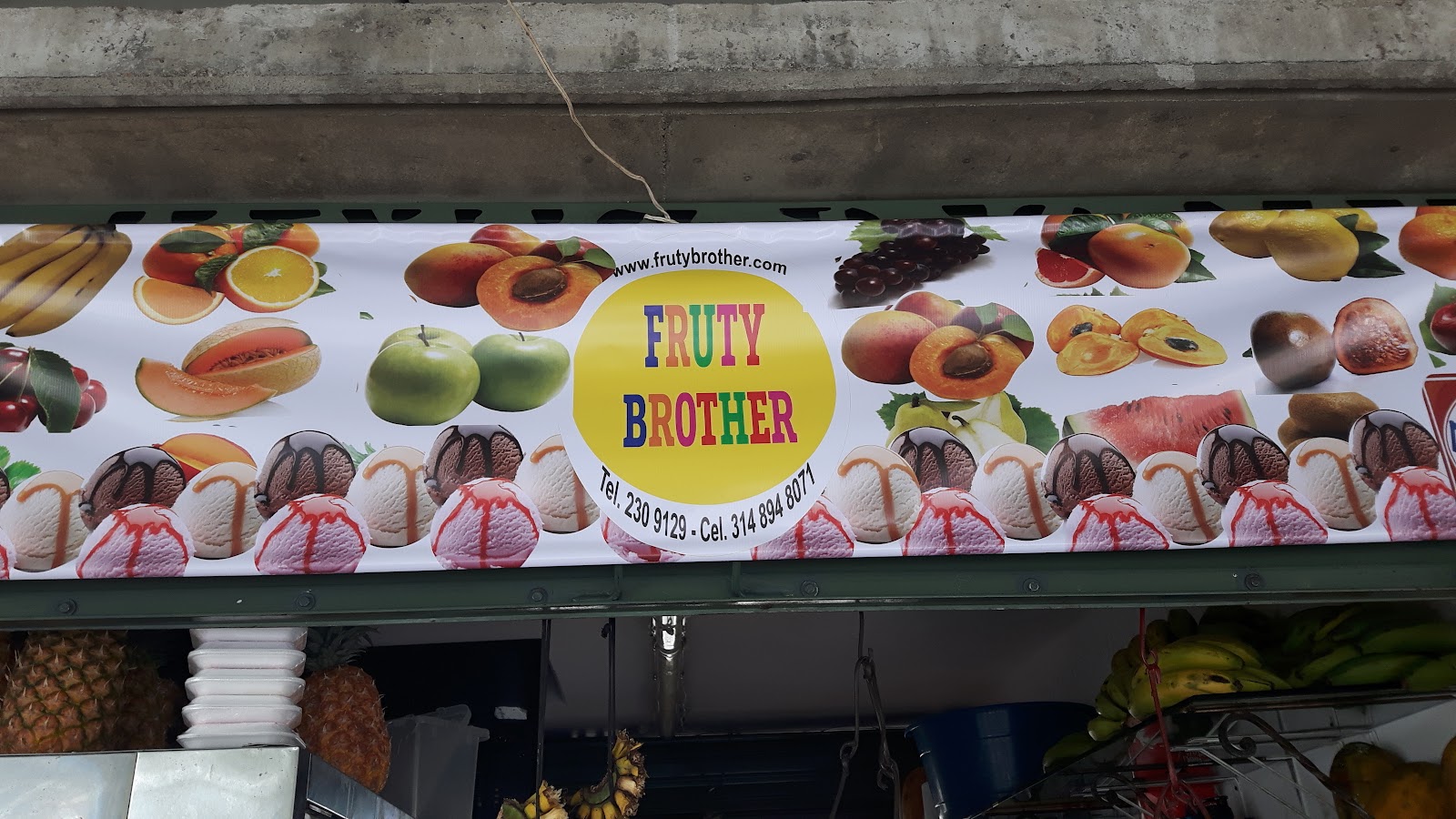 Frutas tropicales frescas en Frutty Brother Medellín